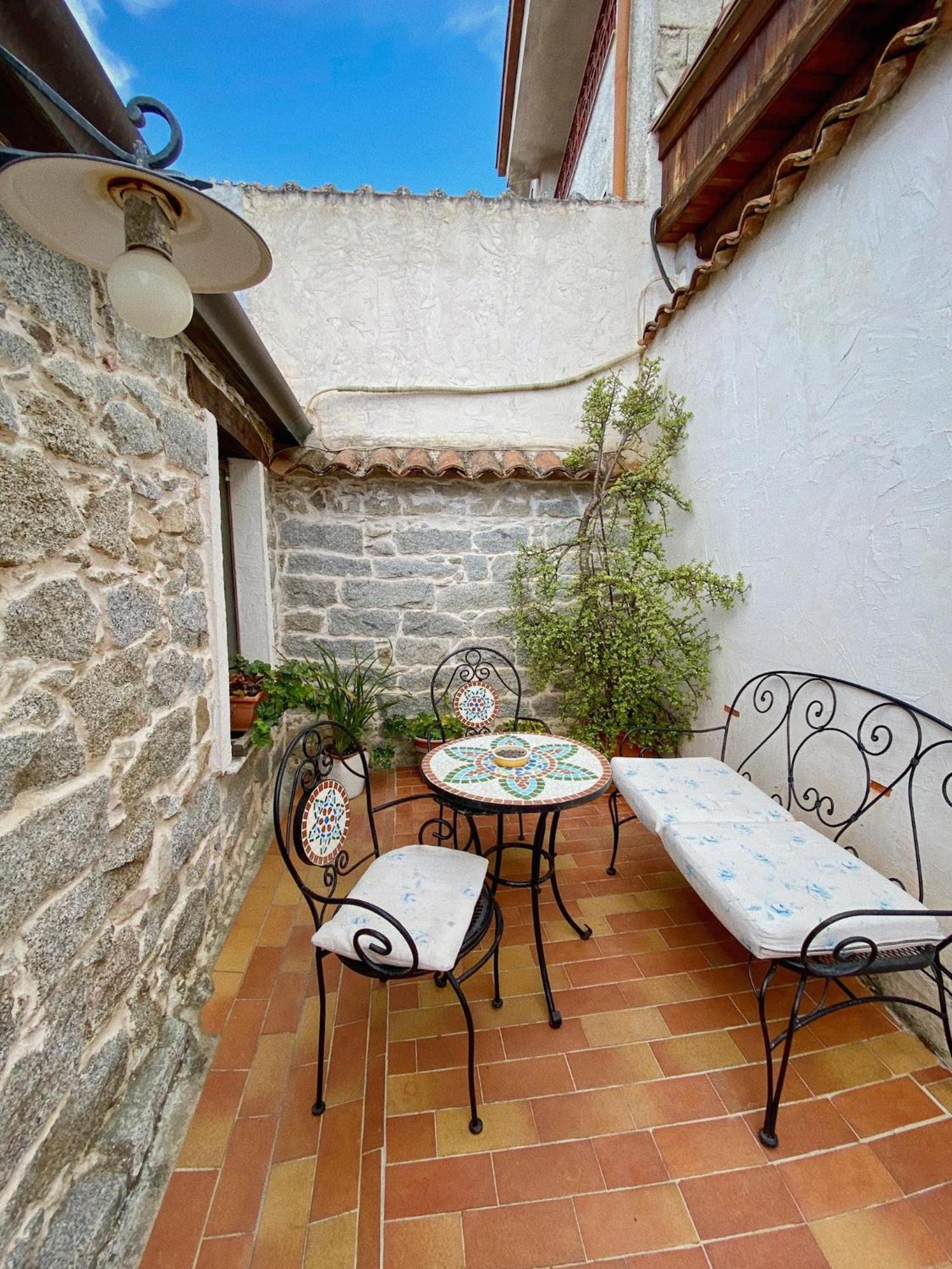Bed and Breakfast Domos Antigas Bottidda Zewnętrze zdjęcie